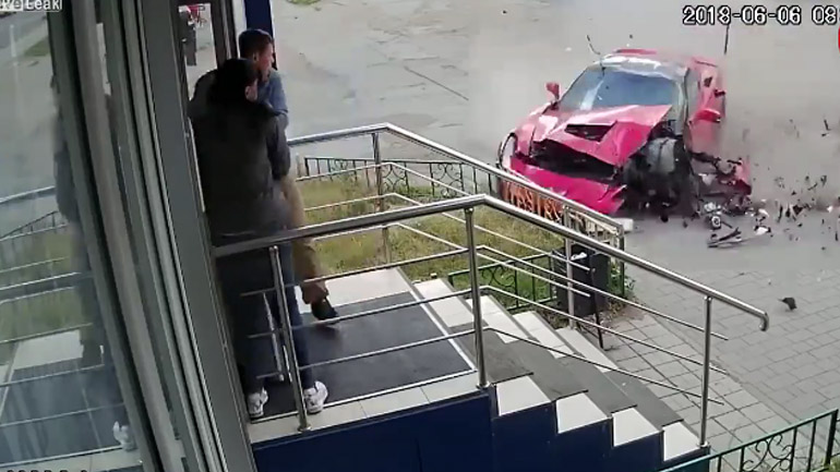 Corvette χτυπάει στις σκάλες κτηρίου και διαλύεται!